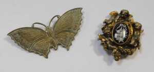 A group of assorted 20thC brooches, comprising mainly plated or base metal examples, crested,... - 2