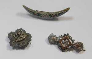 A group of assorted 20thC brooches, comprising mainly plated or base metal examples, crested,... - 3