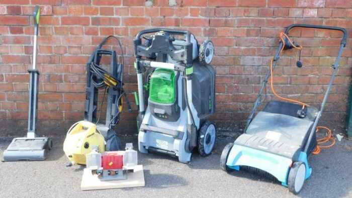 Tools and gardening tools, comprising a Karcher pressure washer, a Gardena ES500 lawn mower, a...