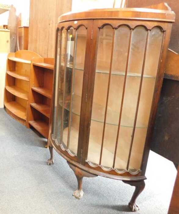 Furniture, comprising two open bookcases, one waterfall, both with four shelves, and a walnut...