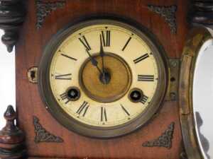 A late 19thC oak cased mantel clock, the circular dial bearing an enamelled Roman numeric... - 2