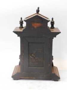 A late 19thC oak cased mantel clock, the circular dial bearing an enamelled Roman numeric... - 3
