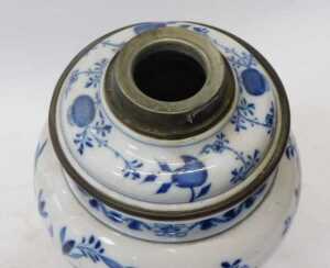 A Meissen blue and white porcelain Onion pattern oil lamp base, later converted to electricity,... - 3