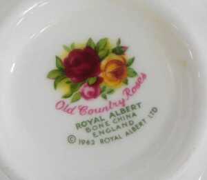 A Royal Albert porcelain Old Country Roses pattern part tea and dinner service, to include a... - 3