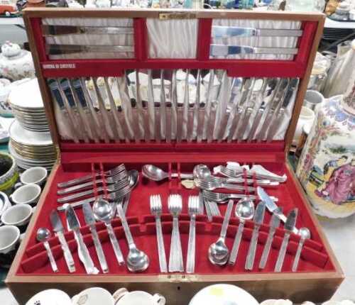 A Viners of Sheffield canteen of cutlery.