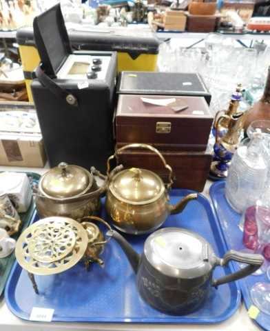 Decorative household wares, to include jewellery boxes, a vintage transistor radio, brassware, a...