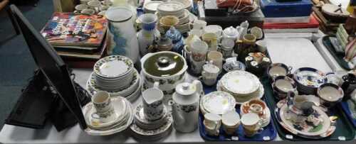 Ceramics, to include blue, white and red pattern ceramics, including milk jug, cups, saucers,...