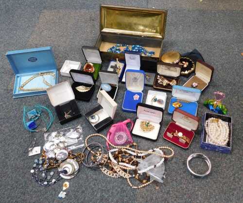 Costume jewellery, to include faux pearl necklaces, brooches, bangles, neck chains, scent bottle...