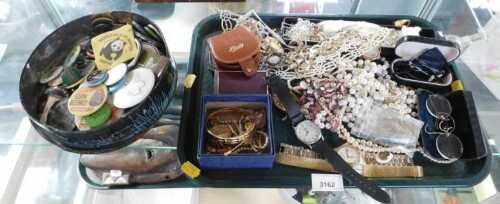 Costume jewellery, to include bangles, faux pearl necklace, stone set brooches, cufflinks,...