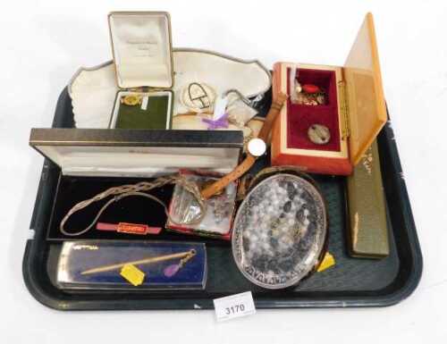 Costume jewellery, to include necklaces, pendants, wristwatches, beaded necklaces, boxed pen,...