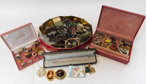 Costume jewellery, to include stone set bracelet, various wristwatches, brooches, etc. (1 tray)