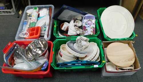 Kitchenware, to include cooking vessels, flan dishes, breadboard, colander, vase, various other...