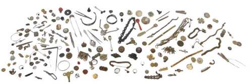 Miscellaneous collectables, to include brooches, coin brooches, coinage, a clock key, watch...