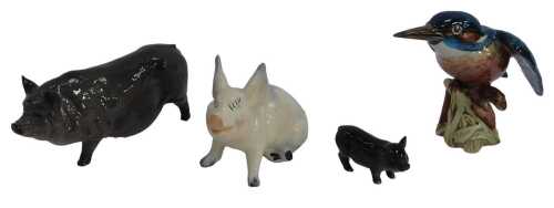A group of collectables, comprising a Beswick pottery kingfisher, 12.5cm high, and three pigs.