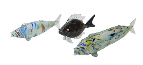Two glass fish, comprising two with mottled multicoloured decoration against a white and clear...