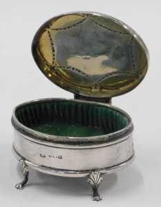 A George V silver jewellery casket, of oval form, with an outer raised bell flower garland... - 2