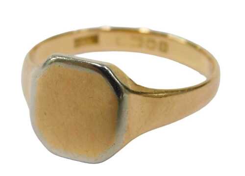 An 18ct gold gentlemen's signet ring, with a white gold hexagonal shield border, bearing...
