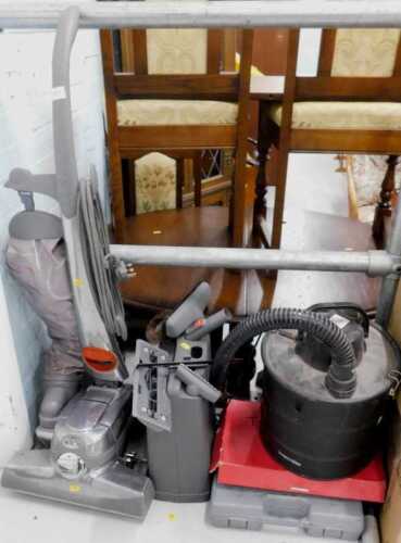 A Kirby carpet cleaner, various other items, warm light and other accessories, etc. (a quantity)