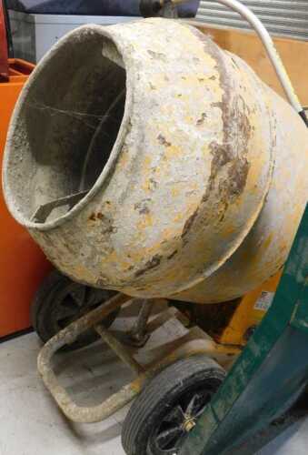 Various tools, freestanding heavy duty lighting, cement mixer, etc. (a quantity)