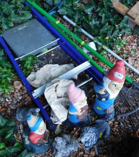 Various garden items, hand tools, a quantity of garden statues, garden gnomes, etc. (a quantity)