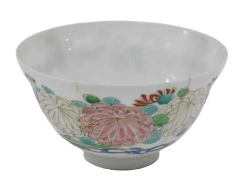 An early 20thC Chinese Qing famille rose porcelain tea bowl, of bellied circular tapering form,...