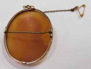 A 19thC shell cameo brooch, formed as a maiden with curled hair looking dexter and two arrows... - 2