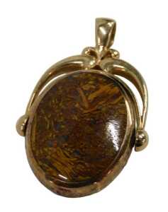 A 9ct gold swivel agate fob, set with green and red blood stone, and a patterned and brushed...