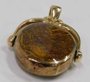 A 9ct gold swivel agate fob, set with green and red blood stone, and a patterned and brushed... - 3
