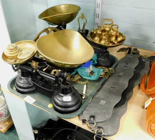 Housewares, to include weighing scales, brass weights, horse brasses, brass trivet, etc. (1 tray)