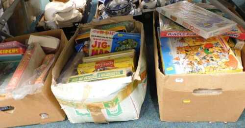 Various jigsaws, games, etc., Fuzzy-Felt, Bunny's Party, Circus, other partially boxed jigsaws,...