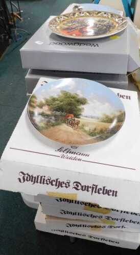 Various collectors plates, Wedgwood and others, boxed. (a quantity)