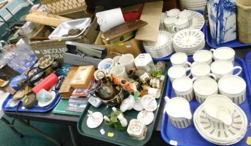 Various collectable items, boxes, games, a stellarscope, Lincolnshire Libraries stamped box,...