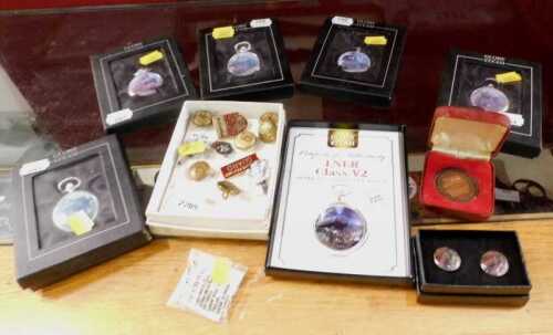 A commemorative coin, brass buttons, Glory of Steam cased pocket watch set, etc. (a quantity)