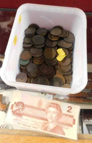 A quantity of Victoria and Edward VII pennies. (1 box)