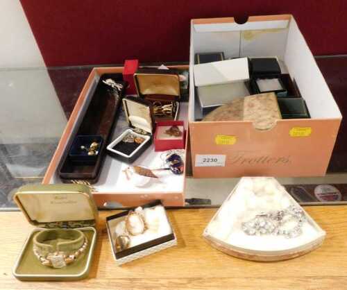 Various costume jewellery, cameo and other brooches, cocktail wristwatch, cufflink and tie pin...