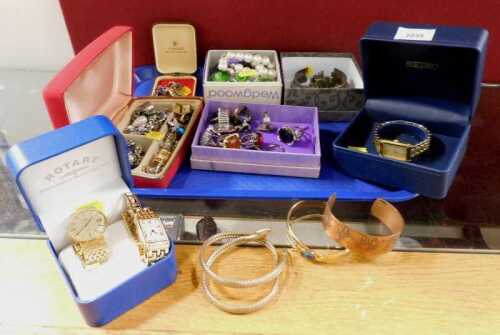 Various costume jewellery and effects, bangles, brooches, faux pearls, fashion watches, etc. (1...