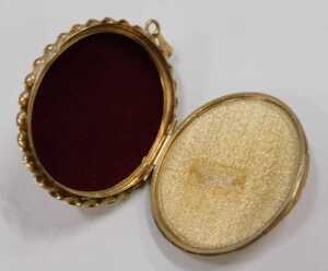 A late 20thC 9ct gold shell cameo locket, the central cameo depicting maiden looking dexter, in... - 3