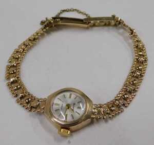 A 9ct gold Accurist ladies wristwatch, with a silvered baton dial, and a hammered link bracelet,... - 2