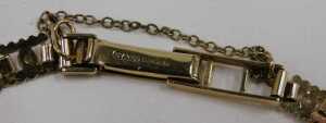 A 9ct gold Accurist ladies wristwatch, with a silvered baton dial, and a hammered link bracelet,... - 3
