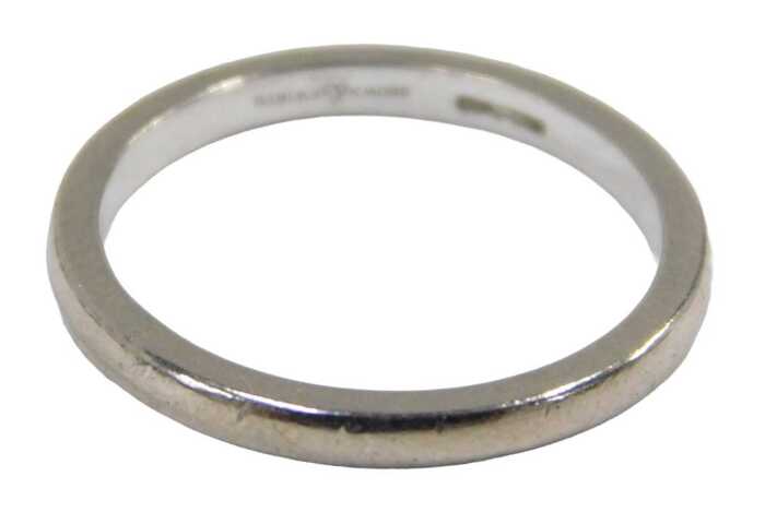 An 18ct white gold wedding band, of plain design, maker F&M, 2mm width, retailed by Newirth of...