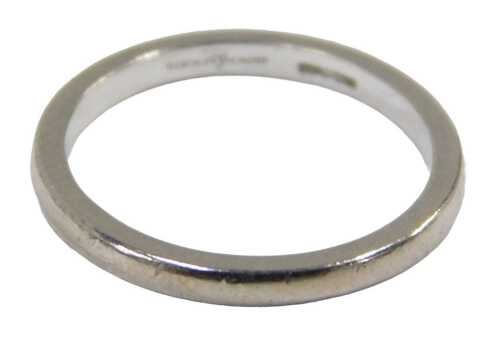 An 18ct white gold wedding band, of plain design, maker F&M, 2mm width, retailed by Newirth of...