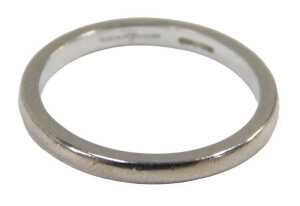 An 18ct white gold wedding band, of plain design, maker F&M, 2mm width, retailed by Newirth of...