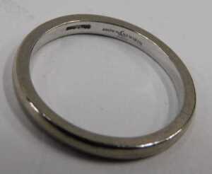 An 18ct white gold wedding band, of plain design, maker F&M, 2mm width, retailed by Newirth of... - 2