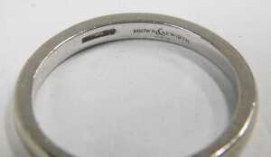 An 18ct white gold wedding band, of plain design, maker F&M, 2mm width, retailed by Newirth of... - 3