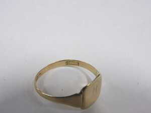 A 9ct gold signet ring, with rectangular rubbed ring head, ring size Q, 1.6g. - 2
