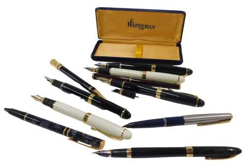 Various pens, fountain pens, etc., Parker tricolour fountain pen, with gilt coloured clip,...