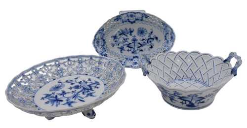 Various 20thC blue and white Meissen porcelain, to include a shaped dish of oval form, partially...