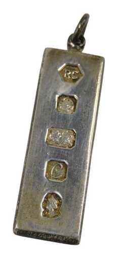 A silver ingot pendant, maker RC, Sheffield 1977, 16.6g.