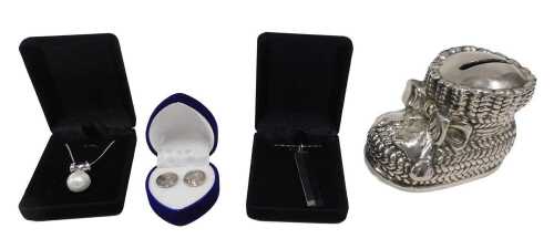 A group of jewellery and trinkets, comprising a pair of JRW stud earrings, each formed as a disc...