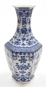 A late 19th/early 20thC Chinese blue and white porcelain vase, of long necked hexagonal form,... - 3